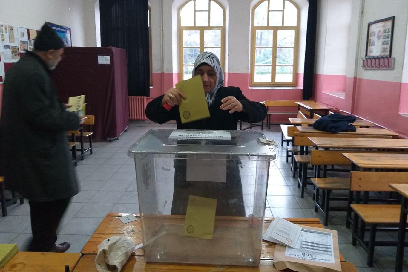 Türkiye Mahalli İdareler Genel Seçimleri için sandık başında